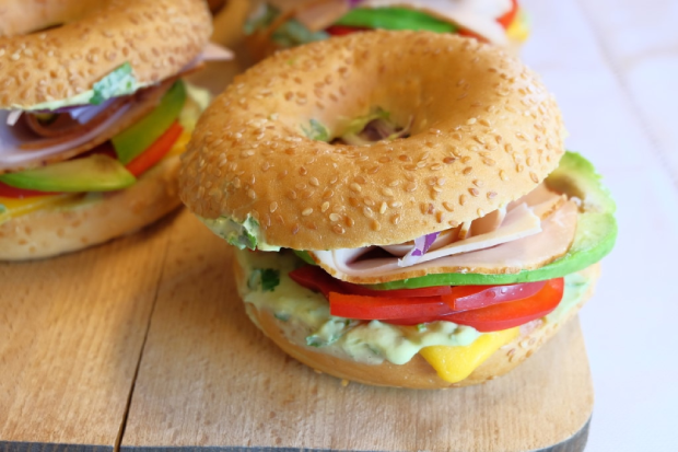 Bagel cheddar oignon grillé